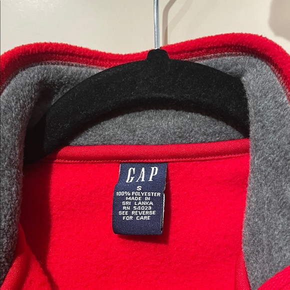 GAP Vibrant Red Fleece Jacket S like new - Picture 3 of 3